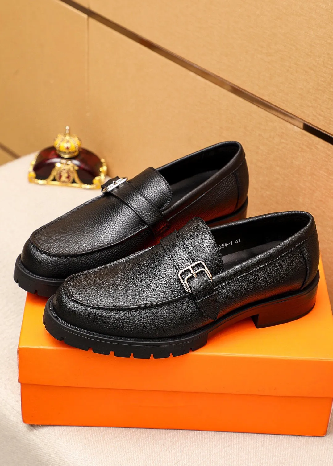 Men's shoes 💰460 💐 Product trademark: HERMES "Hermès" casual leather shoes Regular size: 39-44 (38.45🉑️customized) Product materials: Selected imported first-layer pebbled cowhide leather upper + classic hardware buckle, imported water-dyed 🐂 cowhide lining. Strong three-dimensional visual effect, non-slip and wear-resistant rubber outsole Color: 2⃣️colors available